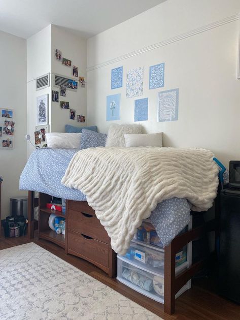 Stonebridge Hall 217, 2021 Dorm Rug Aesthetic, Blue And Gold Dorm Room Ideas, Cofc Dorm, Uni Room Ideas Uk Halls, Dorm Room Ideas Blue, Blue Dorm Room Aesthetic, Simple Dorm Room Ideas, Coastal Dorm Room, College Room Inspiration