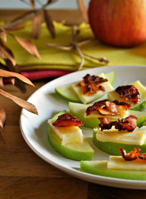 Cheddar and Bacon Apple Slices Apple And Cheddar Appetizer, Apple Slices Appetizer, Bacon Marmalade, Easy Ratatouille Recipes, Ratatouille Recipe, Bacon Appetizers, Bread Appetizers, Bacon Cheddar, Holiday Appetizers