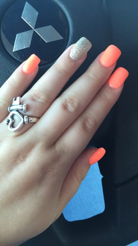 coral nails with gold sparkle. #summer #nails Dipped Nails Ideas Coffin, Sparkle Summer Nails, Summer Nails Coral, Sommer Nails, Nail Purple, Shorts Nails, Hawaii Nails, Nails Coral, Nexgen Nails