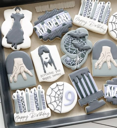 Addams Family Cookies, Wednesday Addams Cookies, Wednesday Cookies, Cookies Design, Beach Cookies, Family Desserts, Royal Iced Cookies, Cookie Cake Birthday, Easter Dinner Recipes