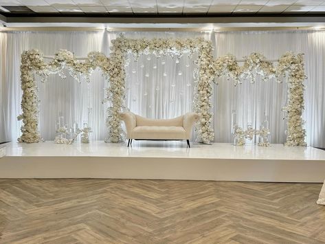 💎 @edgeofelegancebyala Stage Wedding Backdrop, White Stage Decor, Wedding Stage Ideas, Marriage Stage, Stage Wedding, Brothers Wedding, Wedding Stage Decor, Reception Backdrop, Head Table Wedding