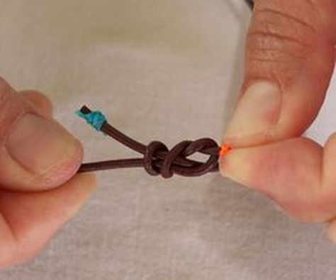 How to Make Slip Knots for a Leather Cord Bracelet | eHow Slip Knot Bracelets, Sleek Shoes, Leather Bracelet Tutorial, Diy Leather Bracelet, Leather Cord Bracelets, Cord Jewelry, Jewelry Knots, Braided Leather Bracelet, Knot Bracelet