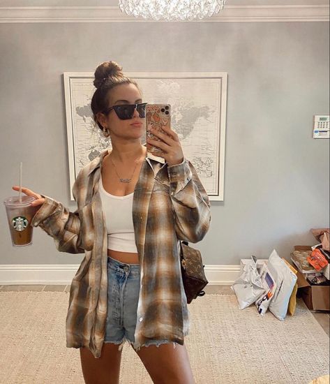 Flannel Outfits Spring, Shorts And Flannel Outfit, Plaid Flannel Outfit, Oversized Flannel Outfits, Flannel Outfits Summer, Look Short Jeans, Capsule Style, Teenage Clothes, Ideas De Outfits