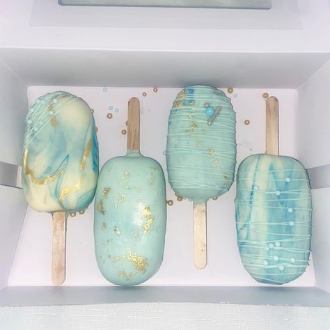 Blue cakesicles Cakesicles Ideas For Birthday Men, Packaging Cakesicles, Cakesicles Box Ideas, Cakesicles Wedding, Cupcakes With Filling Inside, Cakesicles Packaging, Cakesicles Recipes, Cakesicles Tutorial, Wedding Cakesicles