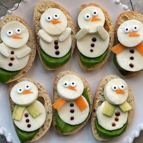 The Snowman Crostini Family Christmas Party Menu, Easy Food Art, Party Menu, Christmas Party Food, Christmas Snacks, Fruit Platter, The Snowman, Christmas Appetizers, Yummy Sides