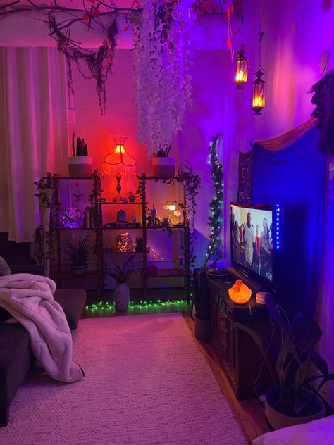 Earthy Bedroom With Led Lights, Dark Beach Room Aesthetic, Fall Livingroom Ideas, Soare Room Ideas, Renter Friendly Decorating House, Dark Basement Bedroom Ideas, Magical Dorm Room, Bedroom Inspirations Hippie, Trippy Basement Ideas