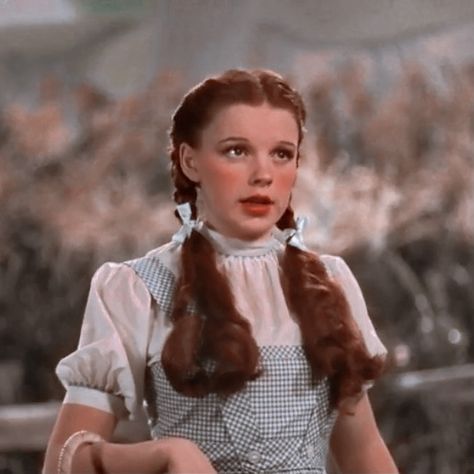 Dorothy icon Dorothy Wizard Of Oz Hair, Dorthy Wizard Of Oz Hairstyle, Dorthy Wizard Of Oz Hair And Makeup, Dorothy Gale Makeup, Dorothy Hairstyle, Dorothy Makeup, Ginger Icons, Dorothy Cosplay, Dorothy Hair