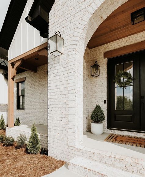 Light Brick House Exterior, White Brick House Exterior, Brick Farmhouse Exterior, White Wash Brick Exterior, White Brick House, Brick Ideas, Brick Farmhouse, Brick Houses, White Exterior Houses