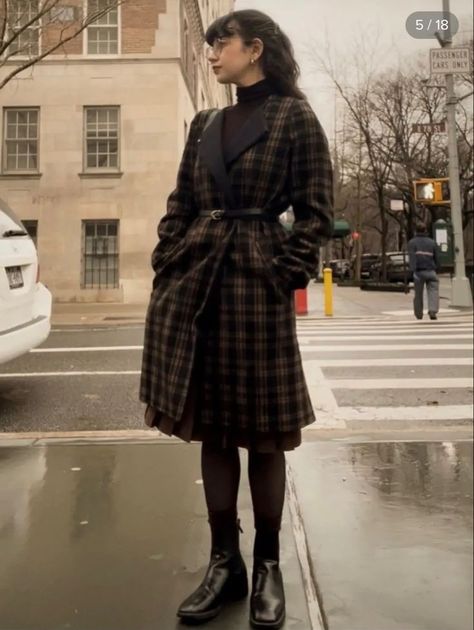 Dark Academia Punk Outfit, Dark Academia Dresses Formal, Formal Dark Academia Outfit, Journalist Outfit Aesthetic, French Fashion Women Parisians, Vintage Elegant Outfits, Dark Academia Work Outfit, Punk Academia Outfit, Paola Rios