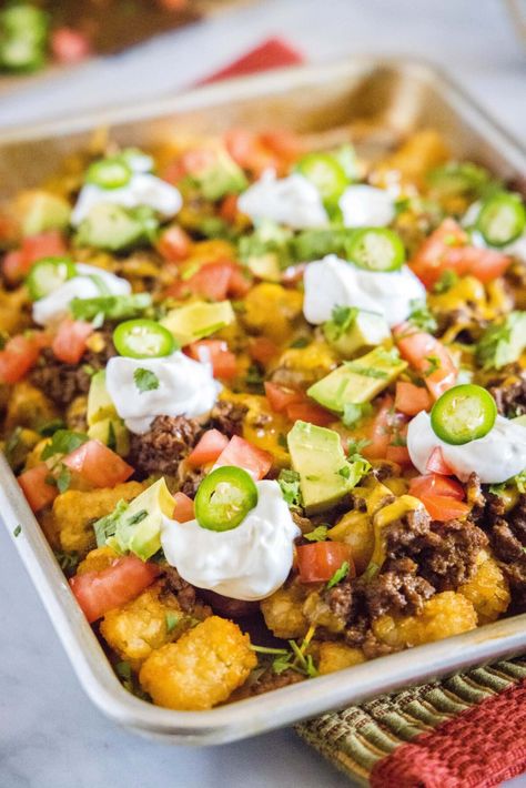 These totchos are a perfect Mexican snack food, with gooey cheese and juicy beef on top of crispy tater tots. Mexican Snack Foods, Totchos Recipe, Camper Food, Tot Nachos, Tater Tot Nachos, Beef Appetizers, Tater Tot Recipes, Appetizer Sandwiches, Mexican Meals