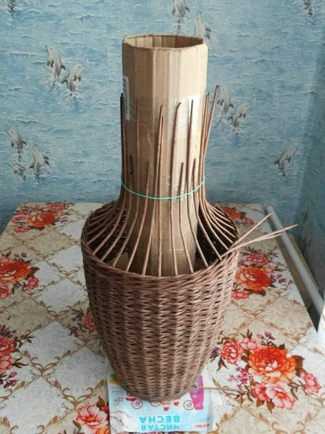 Come Intrecciare, Mobile Home Decor, Paper Basket Weaving, Modern Wedding Cakes, Willow Basket, Basket Weaving Patterns, Willow Weaving, Newspaper Basket, Bamboo Art