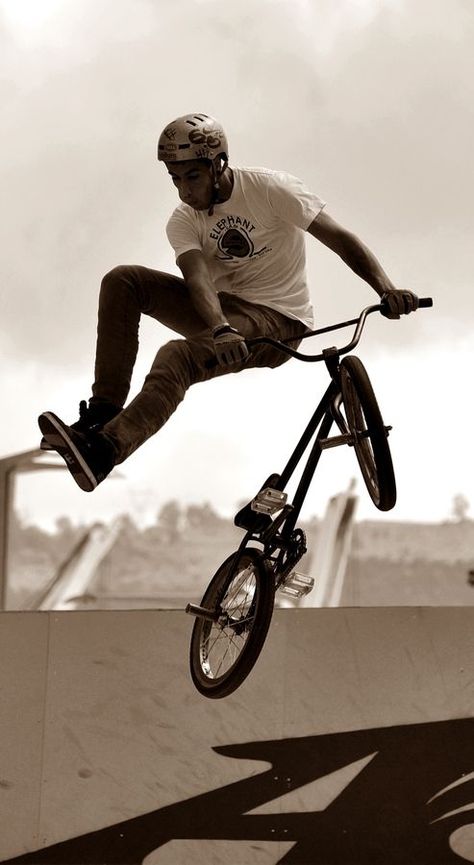 Wallpaper Gamer, Bmx Street, Best Bmx, Bike Hacks, Bike Photography, Bmx Freestyle, Bmx Bikes, Action Sports, Street Bikes