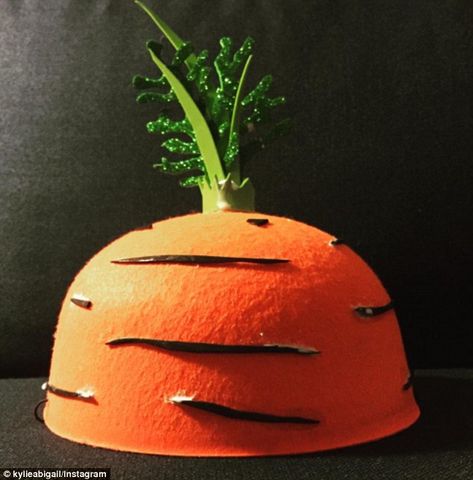 Carrot cap: One mother made a bright orange carrot cap which was decorated with grooves an... Easter Hat Parade, Easter Bonnets, Crazy Hat, Paper Shapes, Easter Hat, Easter Hats, Diy Kostüm, Easter Bonnet, Crazy Hats