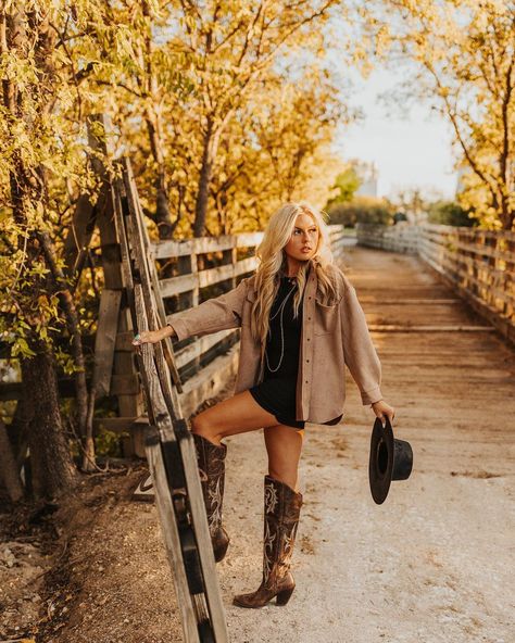 Rustic Country Photoshoot, Boho Country Senior Pictures, Fall Picture Dresses, Western Outfits Women Senior Pictures, Western Outfits For Pictures, Western Outfits For Photoshoot, Western Outfits Women Pictures, Fall Senior Picture Ideas Outfits Country, Cowgirl Senior Pictures Ideas Outfit