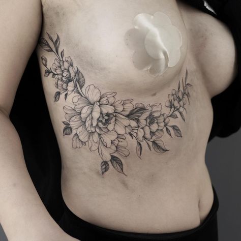 Flower Tattoo Under Breast, Tattoo Under Breast, Rosen Tattoo Frau, Plant Tattoo, Rosen Tattoo, Toenail Polish, Cute Tattoos For Women, Tattoo Cover-up, Top Tattoos