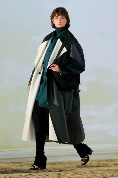 Lemaire Fall 2022 Menswear Fashion Show | Vogue 23 Fashion, Unisex Looks, Black Overcoat, Tailored Design, Fall 2022, Types Of Fashion Styles, Outerwear Jackets, Paris Fashion, Paris Fashion Week