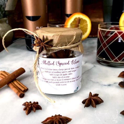 Make mulling spices for cider and wine to give as a gift in a recycled jar. Use our free mulled wine printable for your labels. Mulled Cider Gift, Mulling Spices Gift, Spiced Wine Recipe, Mulled Wine Gift, Mulled Cider Spices, Mulled Wine Kit, Homemade Mulled Wine, Mulled Cider Recipe, Mulled Wine Spices