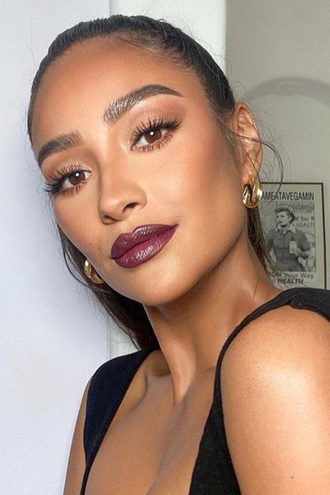 Shay Mitchell Makeup, Mega Lashes, Burgundy Makeup Look, Christmas Party Makeup, Burgundy Makeup, Christmas Makeup Ideas, Maquillage On Fleek, Burgundy Lips, Burgundy Lipstick