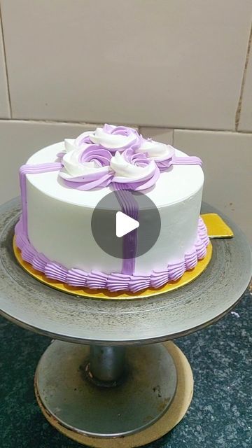 Adnan Malik on Instagram: "New cake decorating idea 🌸🤍 Follow for more cakes @chefadnanmalik . . . . . . #cake #newcake #cakeart #cakemaking #reels #reelsinstagram #instagood #instadaily #cakebirthday  #newcollection #chocolateday #chocolate #baking #bakery #adnancaker" Cake Designs With Buttercream, Simple Cakes Decoration, Cakes For Moms Birthday Beautiful, Hard Cake Designs, Easy Cake Decorations For Beginners, Decorated Birthday Cakes For Women, Cake Models Birthday, Cake Designs Men, Modern Birthday Cakes For Women Simple