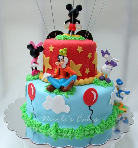 Kue Mickey Mouse, Mickey Mouse Cake Decorations, Mickey Mouse Clubhouse Birthday Party Decorations, Mickey Mouse Clubhouse Birthday Cake, Kue Disney, Mickey Mouse Train, Bolo Do Mickey Mouse, Cupcakes Minnie Mouse, Mickey Mouse Clubhouse Cake