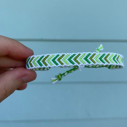 Normal pattern #40434 variation #115893 | BraceletBook Alternating Chevron Friendship Bracelet, Bordered Chevron Bracelet Pattern, Bracelet Book Pattern Friendship, Zigzag Friendship Bracelets, Chevron Bracelet Ideas, Green Friendship Bracelet Pattern, Zig Zag Bracelet Pattern, Arrowhead Bracelet Pattern, Arrowhead Friendship Bracelet Pattern