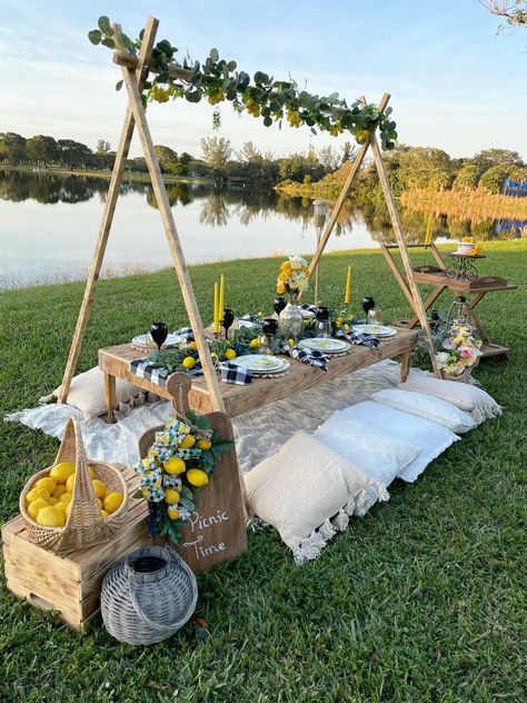 Beach Picnic Party, Picnic Setting, Picnic Party Decorations, Backyard Dinner Party, Picnic Birthday Party, Deco Champetre, Decoration Evenementielle, Tafel Decor, Backyard Picnic