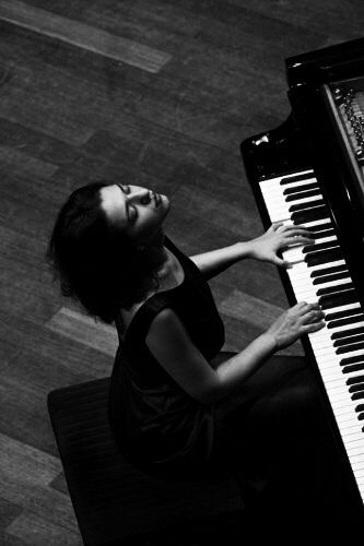 Woman Playing Piano |Black and White Photography Piano Black And White, Piano Photoshoot, Piano Photography, Piano Photo, Piano Girl, Music Photoshoot, Musician Photography, Khatia Buniatishvili, Photographie Inspo