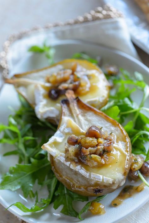 Camembert Recipe, Roasted Pears, Pub Ideas, Starter Recipes, Roasted Pear, Fruit Kabobs, French Recipes, Poached Pears, Pear Recipes