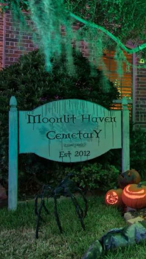 Cemetary Sign Halloween, Cemetery Signs Halloween, Halloween Cemetery Decorations, Diy Cemetery Sign, Headboard Halloween Sign, Diy Headstone Decorations, Diy Headstone, Headboard Sign, Headstones Decorations