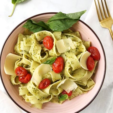 Pesto Pappardelle (Pasta with Pesto and Tomatoes) Vegetarian Pesto, Corkscrew Pasta, Blistered Tomatoes, Pasta With Pesto, Pasta Vegetarian, Pappardelle Pasta, Tomato Pesto, Yummy Pasta Recipes, Quick Weeknight Meals