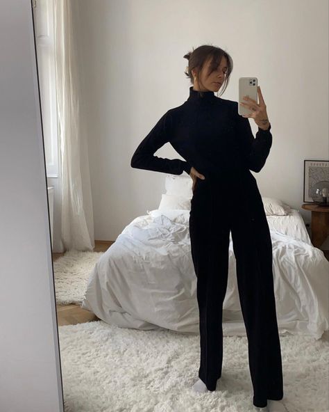 Black Turtleneck With Black Pants, Black Turtle Neck Outfit Woman, Black Turtle Neck Outfit Women Winter, Turtle Neck Outfit Women Winter, Black Turtle Neck Outfit Women, Black Turtle Neck Outfit, Turtle Neck Outfit Women, Sixth Form Outfits, Black Turtle Neck