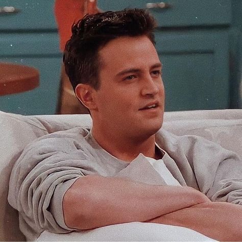 Chandler Bing Haircut, Commitment Issues, Chandler Bing, Matthew Perry, Comedians, Hair Cuts, Tv Shows, Clip Art, Actors