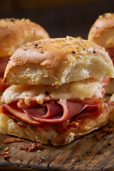 Croque Monsieur Sliders Mini Croque Monsieur, Croque Monsier, Tailgate Party Food, Pizza Slider, Tailgate Snacks, Croque Madame, Hawaiian Sweet Rolls, Ham And Cheese Sandwich, Slider Buns