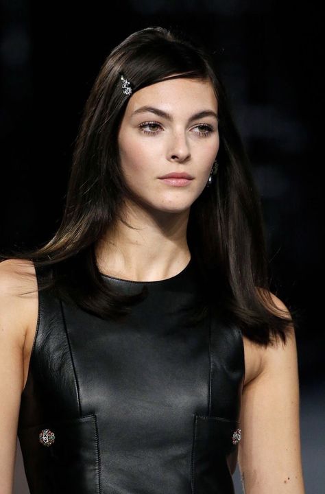 Vittoria Ceretti Chanel, Chanel Fall 2022, Vittoria Ceretti, Beauty Hair Makeup, Hair Affair, Italian Women, Fall 2022, Peinados Faciles, Wedding Beauty