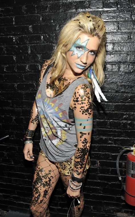 Glitter Bomb Kesha Kesha Outfits Concert, Kesha Iconic Looks, Kesha Glitter, Kesha Concert Outfit Ideas, Kesha Concert Outfit, Kesha Fashion, Kesha 2000s, Kesha Halloween, Kesha Costume