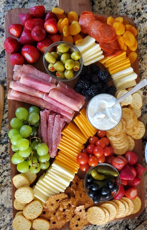 Birthday Party Snack Board, Birthday Snack Board Ideas, Cupcake Charcuterie Board Ideas, Monster Truck Charcuterie Board, 90s Charcuterie Board, Sweet 16 Charcuterie Board, Grad Party Charcuterie Board, Food For Birthday Party For Teens, Chacutery Board Ideas Small Easy