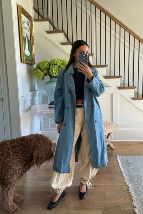 Blue Denim Outfits For Women, Jean Trench Coat Outfit, Long Denim Coat Outfit, Jean Coat Outfit, Long Jean Jacket Outfits, Denim Trench Coat Outfit, Denim Coat Outfit, Coated Jeans Outfit, Black Coat Pant