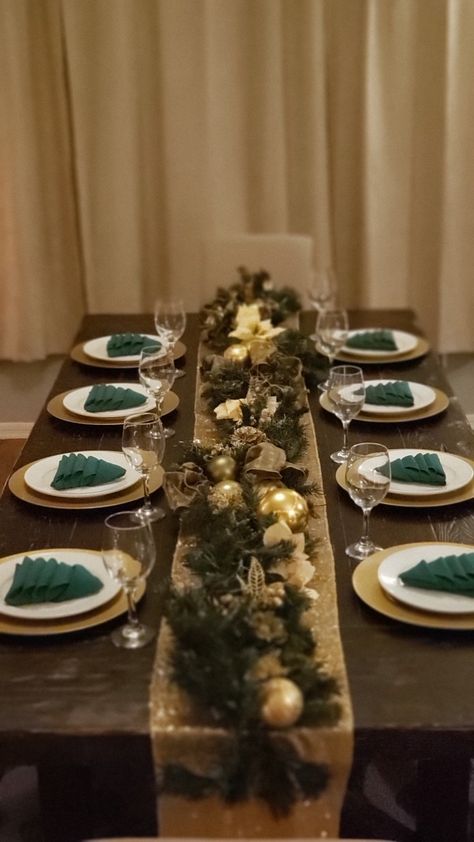 Gold And Green Christmas Table, Green And Gold Christmas Wedding, Christmas Green And Gold, Green Christmas Table, Gold And Green Christmas, Christmas Table Decor, Christmas Green, Gold And Green, Gold Table