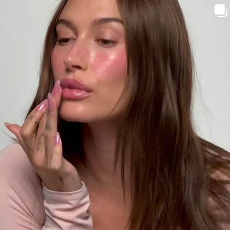 Here's Exactly How to Get Hailey Bieber's Pink Jelly Glazed Nails Pink Jelly Nails Hailey Bieber, Hailey Bieber Nails 2024, Pink Jelly Glaze Nails, Jelly Glazed Nails, Hailey Bieber Pink Nails, Hailey Beiber Nails Pink, Hailey Bieber Makeup Looks, Cool Pink Nails, Hailey Bieber Nails Pink