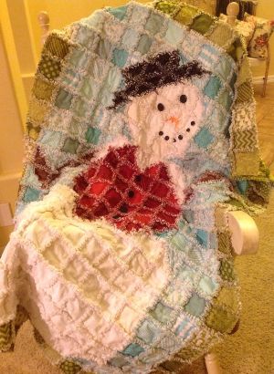 Christmas Rag Quilts, Rag Quilt Tutorial, Rag Quilt Patterns, History Of Quilting, Snowman Quilt, Rag Quilts, Sewing Things, Holiday Quilts, Rag Quilt