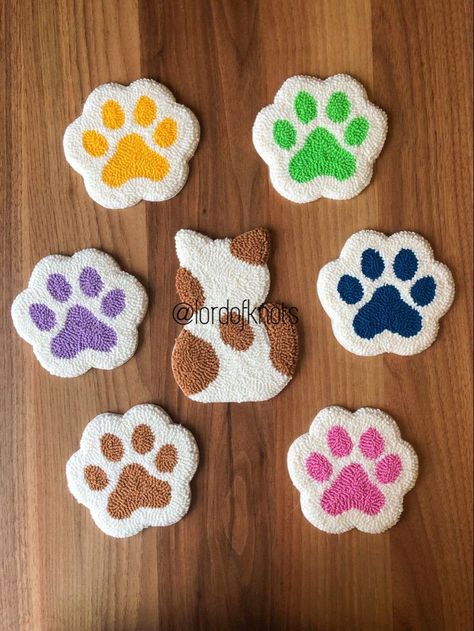 Punch Needle Coaster Ideas, Punch Needle Animals, Cat Punch Needle, Punchneedle Ideas, Punch Needle Projects, Embroidery Punch Needle, Punch Needle Coaster, Paw Cat, Instagram Istanbul