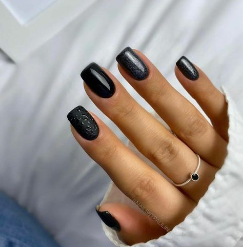 Dipped Nails Ideas Winter 2023, Cute Nail Colors For Winter, January Purple Nails, Sns Nails Colors Winter, Gel Nails Ideas Short Winter 2023, Nail Dip Inspiration, January Fingernails, Sns Nails Designs Winter, Pretty Winter Nails Classy Blue