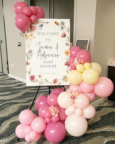 Welcome Sign With Balloons And Flowers, Baby In Bloom Welcome Sign, Welcome Sign Baby Shower Girl, Baby Shower Sign Ideas, Baloon Garland, Baby In Bloom, Bloom Baby, Backdrop Ideas, Balloon Flowers