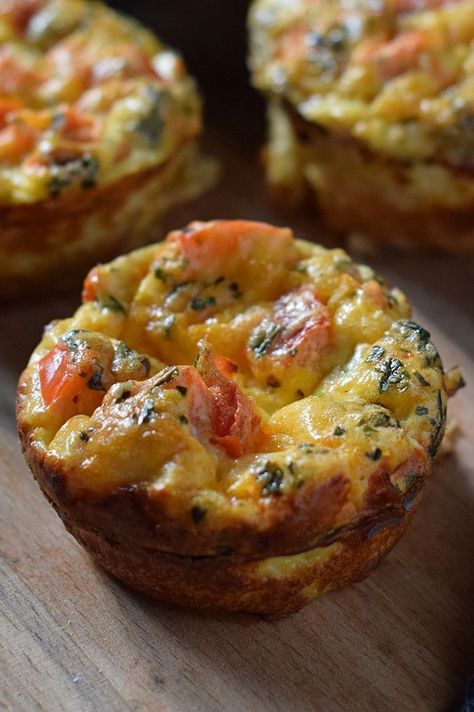 Breakfast Keish, Breakfast Muffin Cups, Muffin Cups Recipes, Bacon Egg Muffins, Egg Muffin Cups, Bacon Muffins, Make Bacon, Egg Cups Breakfast, Bacon Eggs Breakfast