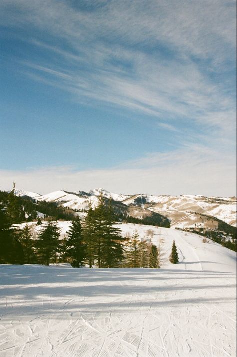 #deervalley #utah #skiutah #skiing #ski #winter #aesthetic #film #filmphotography #filmcamera #composition #photography #travel #travelblog #travelphotography #traveltips #travelinspo #traveling Utah Winter Aesthetic, Aspen Trip, Skiing Photography, Deer Valley Utah, Ski Pictures, Winter Dream, Utah Skiing, Aesthetic Film, Utah Mountains