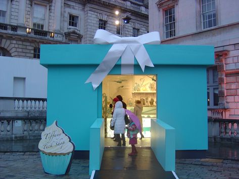 Tiffany Tuck Shop Blue Box Pop up store London Retail Fixtures, Traditional Advertising, Experiential Marketing, Guerilla Marketing, Retail Space, Creative Ads, Pop Up Stores, Display Design, Shop Display