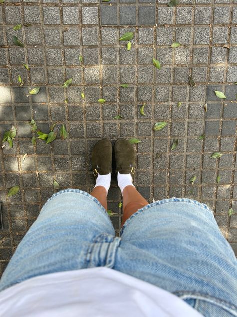 Birkenstock Boston Outfit Jorts, Green Berkinstocks Outfit, Boston Clogs Outfit Aesthetic, Boston Birkin Stocks, Boston Birkenstock Aesthetic, Birkenstock And Jorts Outfit, Birkenstocks With Jorts, Boston Clogs Aesthetic, Fall Aesthetic Shoes