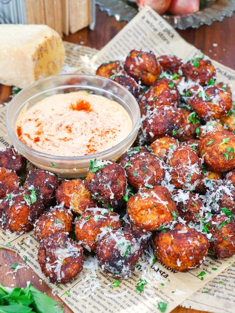 Crispy potato balls tossed in grated parmesan and fresh parsley for an easy holiday appetizer! Garlic Parmesan Potatoes, Potato Appetizers, Potato Balls, Holiday Appetizers Easy, Stuffed Potato Balls, Garlic Potatoes, Holiday Appetizer, Russet Potatoes, Potato Dishes