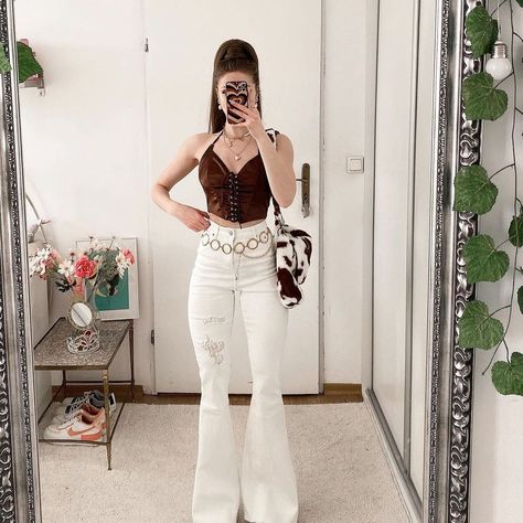 White Bell Bottoms Outfit, Flare Pants Outfit Aesthetic, White Flare Pants Outfit, White Flare Jeans Outfit, Flare Outfit, Bell Bottom Jeans Outfit, White Flare Pants, Bell Bottoms Outfit, Flare Jeans Outfit