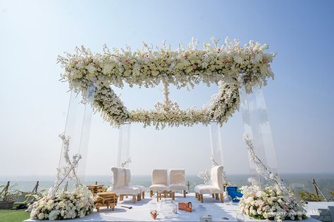 wedding decor transparent pillars Acrylic Mandap Decor, Pergola Wedding Decorations, Acrylic Mandap, White Mandap, Outdoor Mandap, Gurudwara Wedding, Nikah Ideas, Mandap Ideas, Floral Mandap